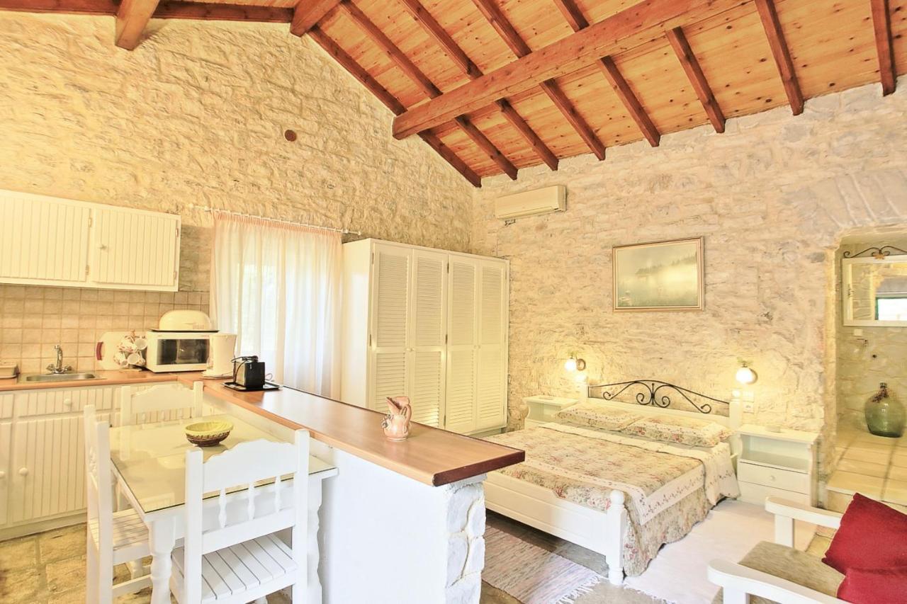 Korinas Cottage: Stone Close To The * Agní