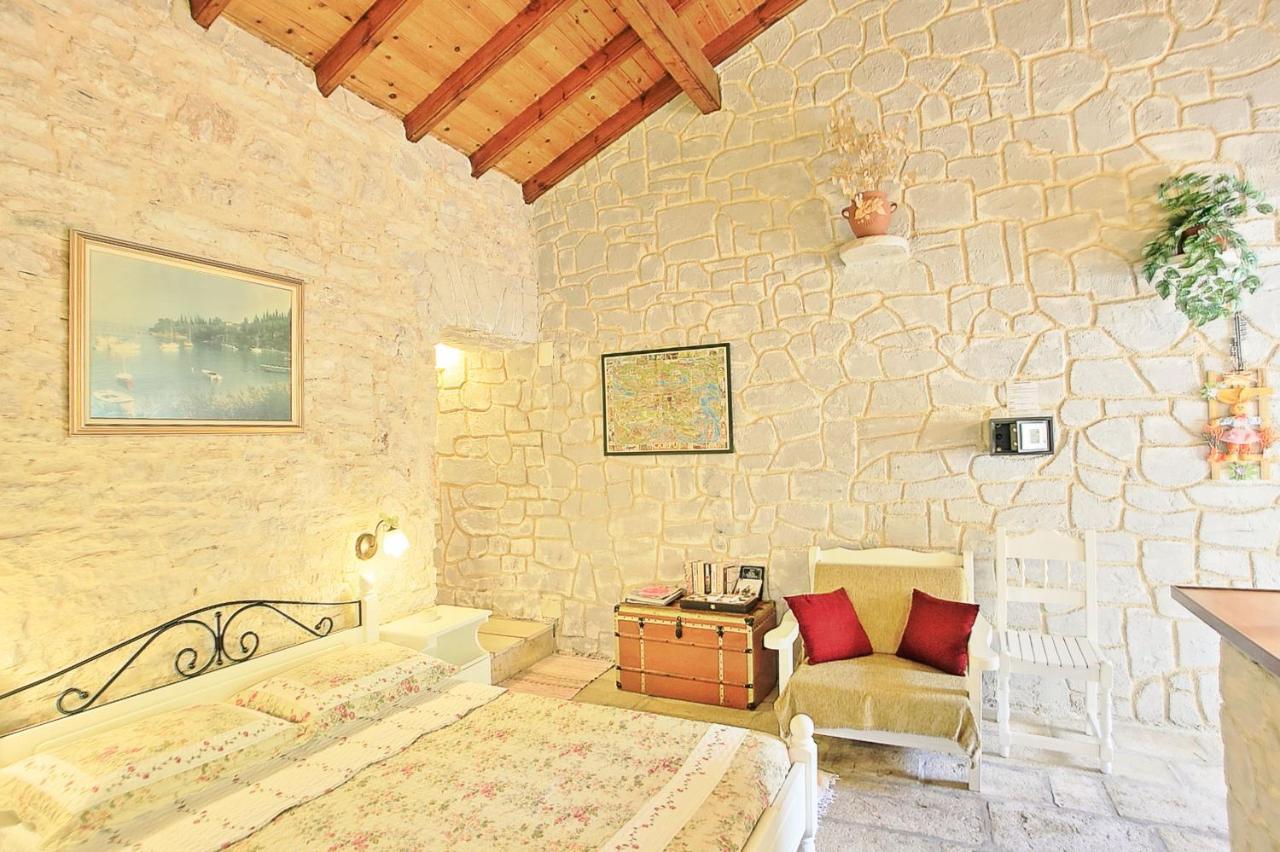 Korinas Cottage: Stone Close To The *